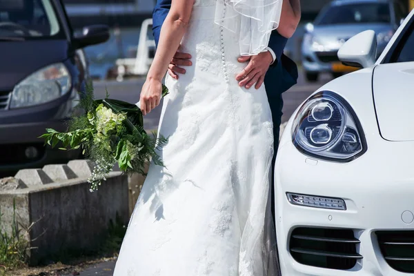 Novia en vestido de novia va en la luna de miel — Foto de Stock
