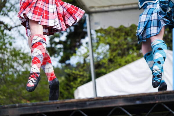 Танцовщица Хайленда на высокогорных играх в Шотландии
