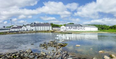 Islay, İskoçya - 2 Haziran 2014: Viski Laphroaig evlerde depolamak.