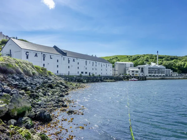 Islay, Écosse - 2 juin 2014 : Stockage de whisky dans les maisons de Caol Ila — Photo