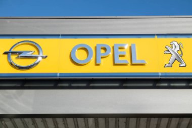 Paris, Fransa - 06 Mart 2017: Opel 2.2 milyar Euro Peugeot devraldı