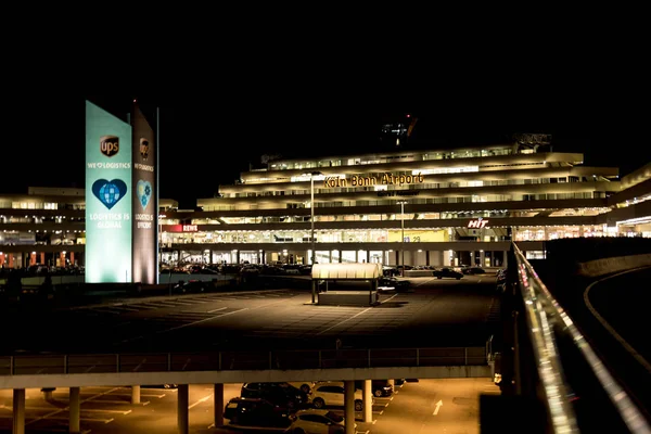 Кёльн, Германия - 13 марта 2016: Аэропорт Кёльна Бонн ночью — стоковое фото