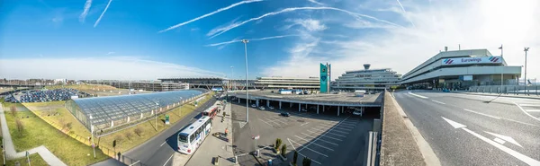 Colonia, Alemania - 13 de marzo de 2016: Aeropuerto de Colonia Bonn bajo las nubes — Foto de Stock
