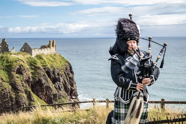 Traditioneller schottischer Dudelsackspieler mit vollem Dresscode — Stockfoto