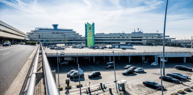 Köln, Almanya - 15 Mart 2017: Köln Bonn Airport bulutların altında