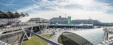 Köln, Almanya - 15 Mart 2017: Köln Bonn Airport bulutların altında