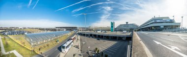 Köln, Almanya - 15 Mart 2017: Köln Bonn Airport bulutların altında