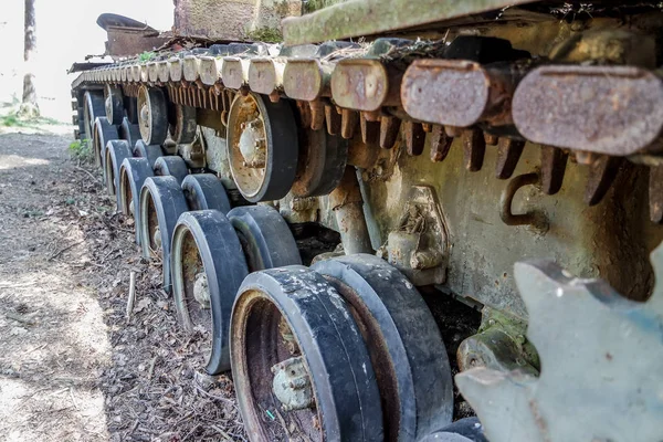 Боевой танк в болоте — стоковое фото