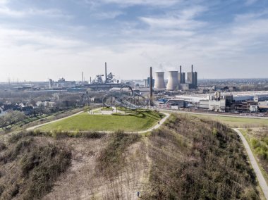 Duisburg, Almanya - 24 Mart 2017: Hkm çelik arka planda, hava üreten bir tepenin Landmark Kaplan ve kaplumbağa duran