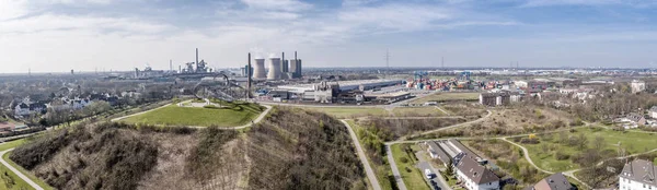 Duisburg, Alemania - 24 de marzo de 2017: Landmark Tiger and Turtle de pie en una colina con HKM produciendo acero en el fondo, aéreo —  Fotos de Stock