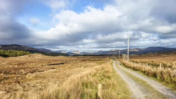 Strada a binario singolo attraverso le montagne del Kerry — Foto Stock