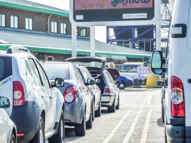 Dover, İngiltere - 16 Aralık 2014: Arabalar sıralama bağlantı noktası Dover feribot almak için