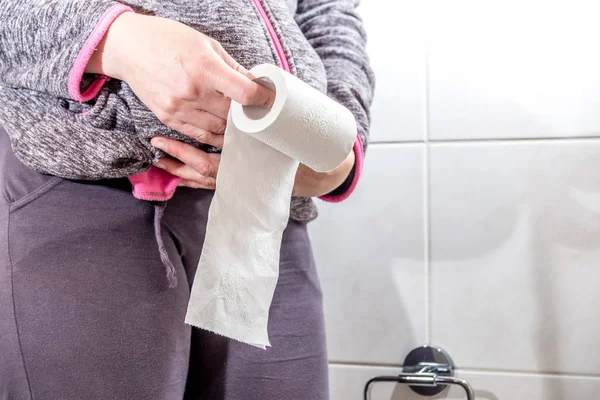 Крупный план руки леди с помощью туалетной бумаги — стоковое фото