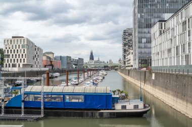 Köln, Almanya - 19 Nisan 2017: Vinç evlerde Rheinauhafen