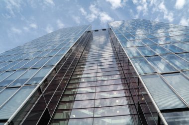 Köln, Almanya - 19 Nisan 2017: Vinç evlerde Rheinauhafen