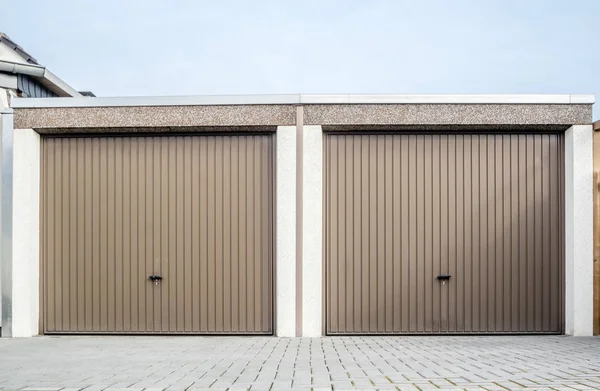 Två stängda garageportar — Stockfoto