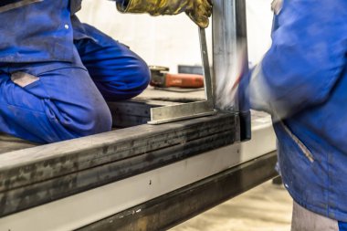 Metal inşaat işçileri ile bulanık hareket