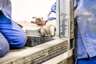 Metal inşaat işçisi bulanık hareket ile