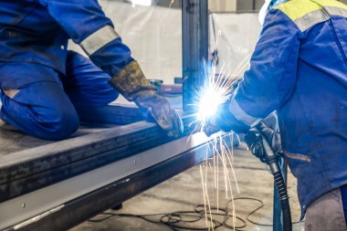 Metal inşaat işçisi bulanık hareket ile