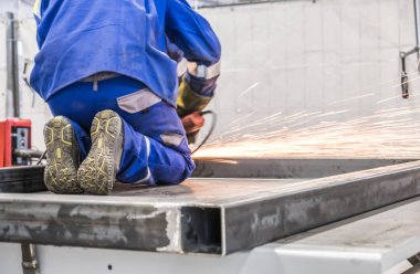 Metal inşaat işçisi bulanık hareket ile