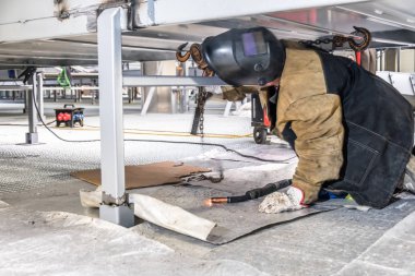 Metal inşaat işçisi bulanık hareket ile