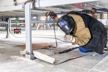 Metal inşaat işçisi bulanık hareket ile