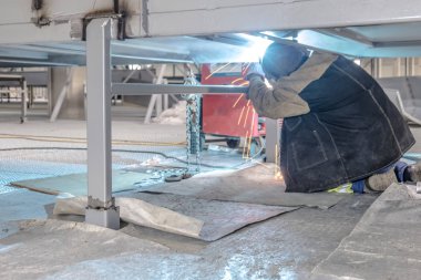 Metal inşaat işçisi bulanık hareket ile