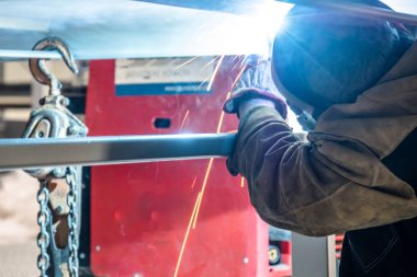 Metal inşaat işçisi bulanık hareket ile