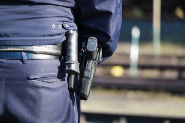 Alman polisi adam silahla