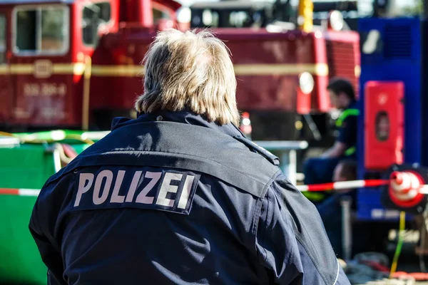 Duitse politie man met de blauwe jas — Stockfoto