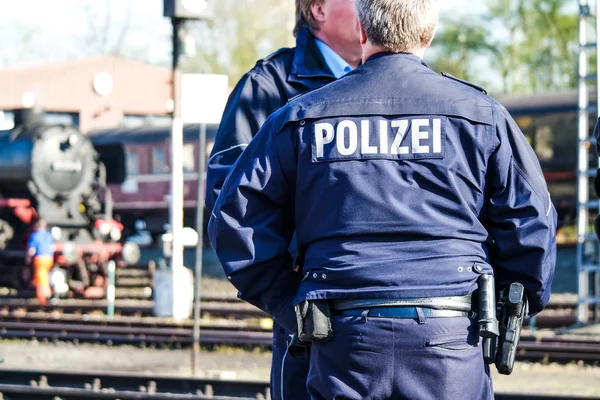 Alman polis erkek mavi ceketli olan — Stok fotoğraf