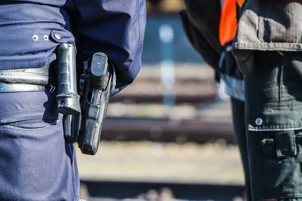 Duitse politie man met geweer — Stockfoto