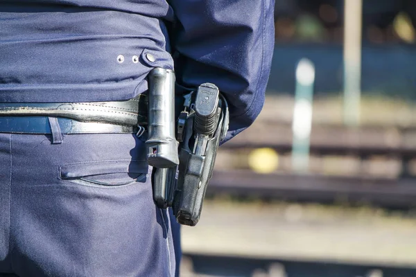 Policier allemand avec arme à feu — Photo