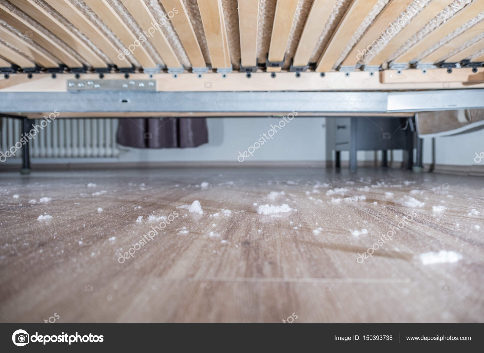 пыль на полке. места скопления пыли. пыль под диваном. к чему снится пыль. цементная пыль.