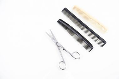 saç kesme makası ve üzerinde beyaz izole tarak