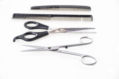 saç kesme makası ve üzerinde beyaz izole tarak