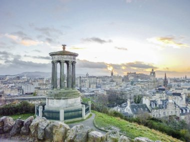 Calton Hill görüldüğü gibi Edinburgh manzarası