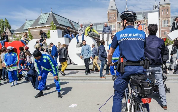 Άμστερνταμ, Ολλανδία - 31 Απριλίου 2017 - το Ajax Άμστερνταμ ομάδα breakdancing εκτέλεση στην πόλη το έχω γράμματα Άμστερνταμ — Φωτογραφία Αρχείου