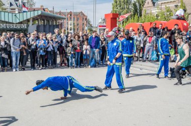 Amsterdam, Hollanda - 31 Nisan 2017 - The Ajax Amsterdam breakdans grup ben amsterdam harfler, şehirde gerçekleştirme
