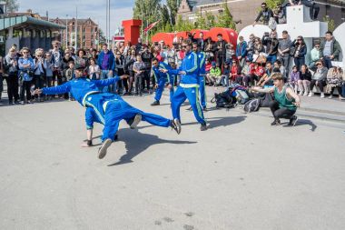 Amsterdam, Hollanda - 31 Nisan 2017 - The Ajax Amsterdam breakdans grup ben amsterdam harfler, şehirde gerçekleştirme