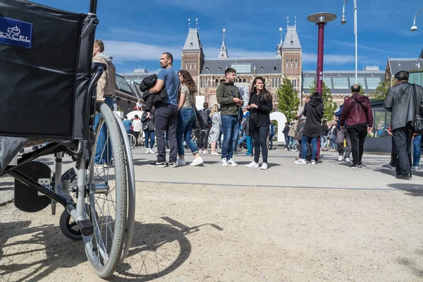 Amsterdam, Niederlande - 31. april 2017 - Rollstuhl inmitten der Menschenmenge auf dem museumplein in amsterdam — Stockfoto
