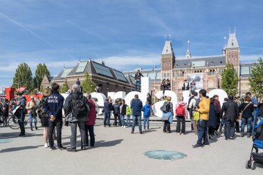 Amsterdam, Hollanda - 31 Nisan 2017: Ben Amsterdam mektup müzenin zaman atlamalı önünde kare içinde dolaşan insanlar