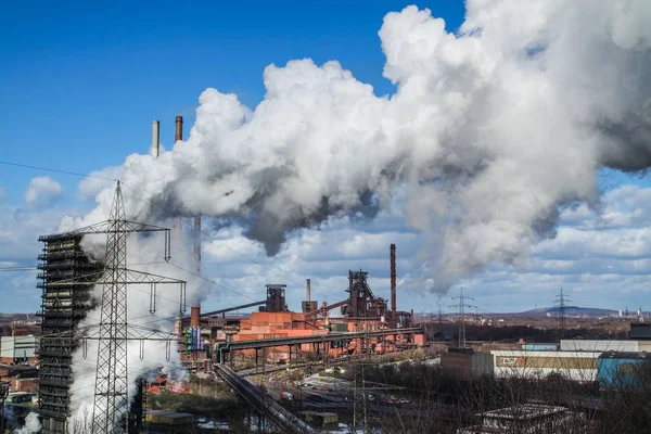 Промислові хмари, утворені гасінням вежі — стокове фото