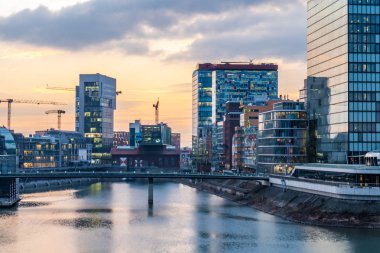 Duesseldorf manzarası gün batımı sırasında
