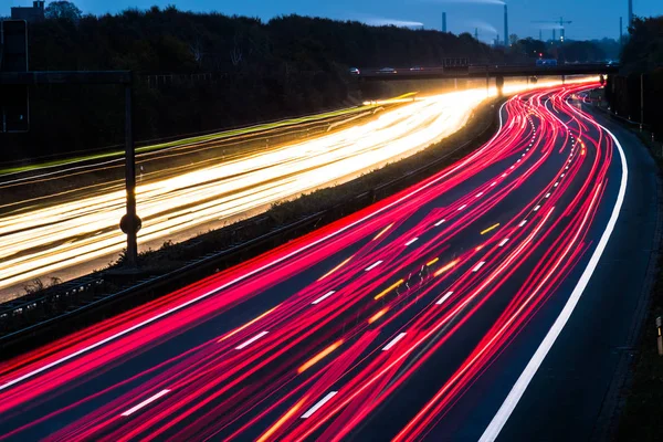 Motorvägen på natten lång exponering — Stockfoto