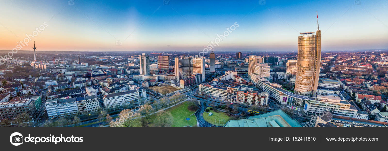 Die Stadtsilhouette Von Essen Unter Dem Sonnenuntergang Stockfotografie Lizenzfreie Fotos C Lukassek Depositphotos