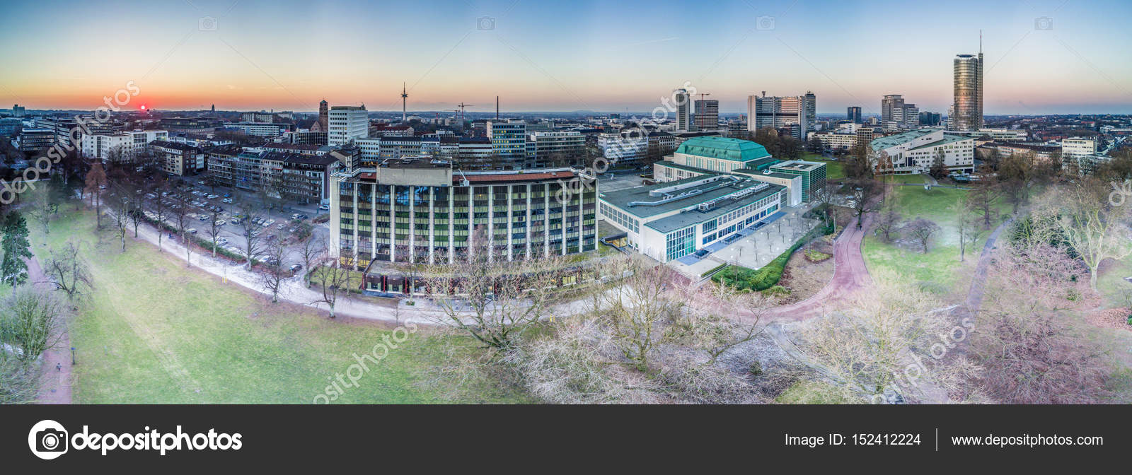 Die Stadtsilhouette Von Essen Mit Dem Stadtgarten Stockfotografie Lizenzfreie Fotos C Lukassek Depositphotos