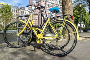 Amsterdam sokaklarında sarı Bisiklet park