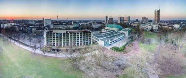 De skyline van de stad van Essen met de gemeentelijke tuin — Stockfoto