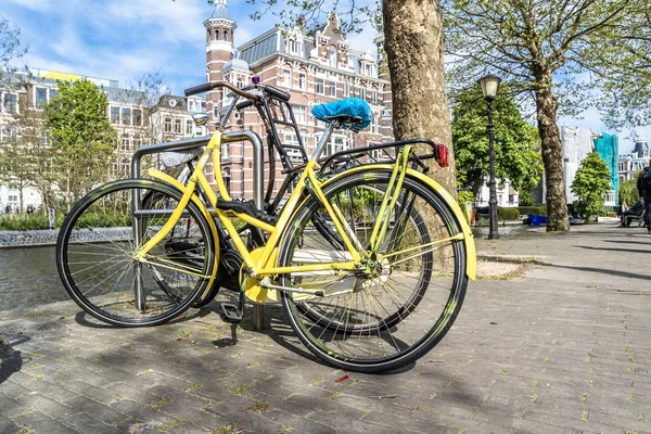 Gelbes Fahrrad in den Straßen von Amterdam geparkt — Stockfoto